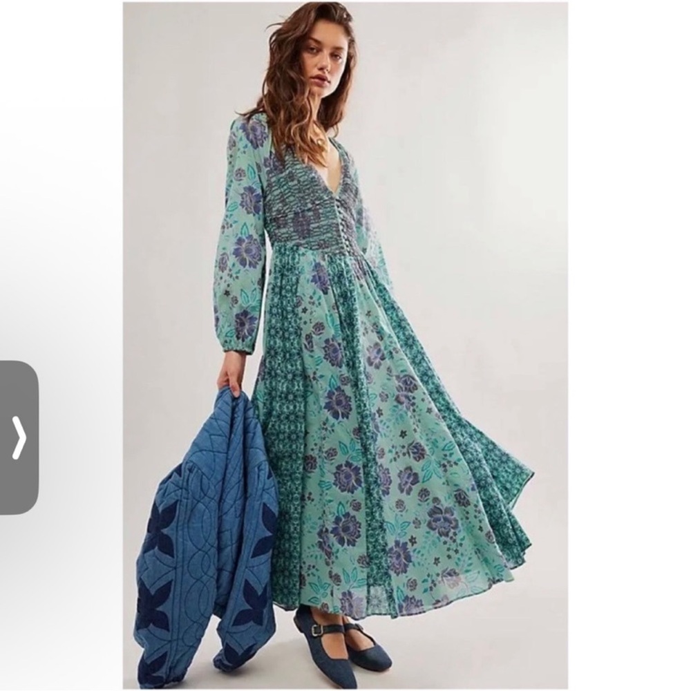 Free People A New Way Maxi Dress
Size Small Smocked V-Neck Floral Maxi Dress